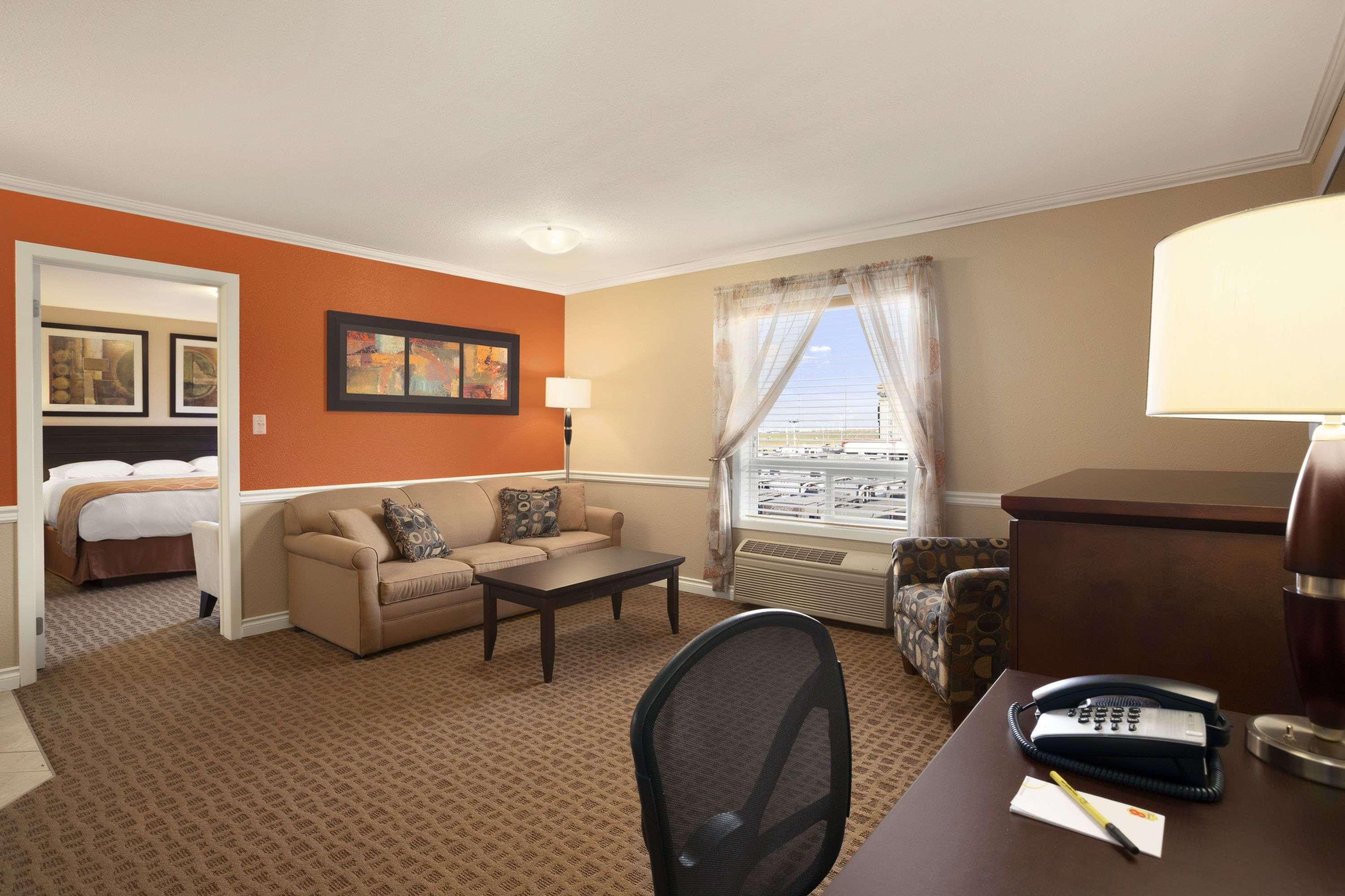 Super 8 By Wyndham Edmonton International Airport Hotel Leduc Buitenkant foto